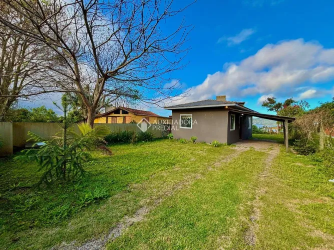 Casa com vista para a lagoa localizada no bairro Encantada, em Garopaba.