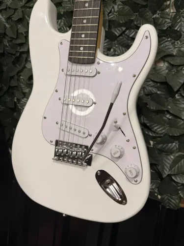 NOVA - GUITARRA STRATOCASTER OLIMPIC WHITE