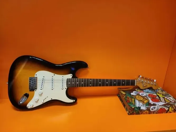 Guitarra Squier Bullet Stratocaster