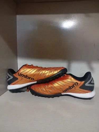Chuteira society umbro domain