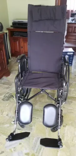 Cadeira de rodas, muito conforto, vira cama pra descanso.
