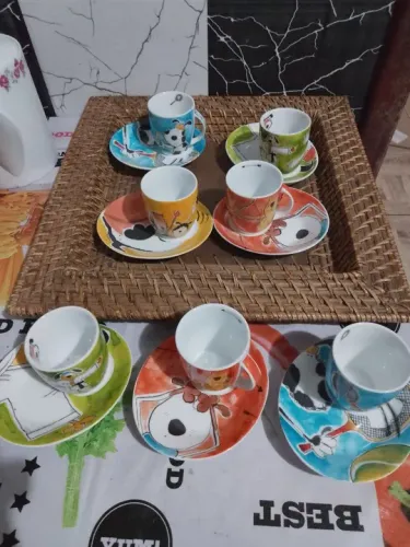 Café com arte, 7 xícaras  de café com os respectivos pires importada, pintado a mão 