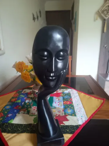 Escultura de mulher em preto