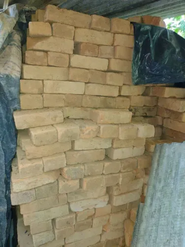 Tijolinhos de barro maciço tirado de demolição de casa centenaria