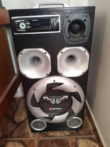 Caixa de som, potente.