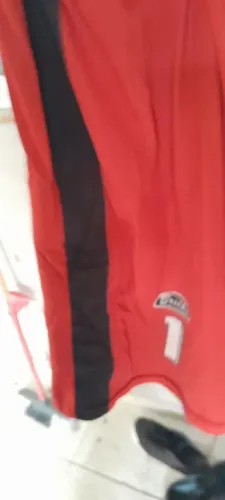 Camisa Vermelha com Detalhe Preto de goleiro