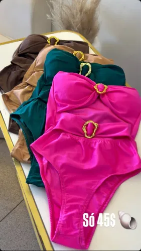 Biquínis Body estilosos com detalhes dourados