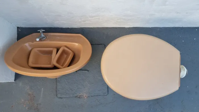 Kit de banheiro antigo: pia, vaso sanitário e porta sabonetes