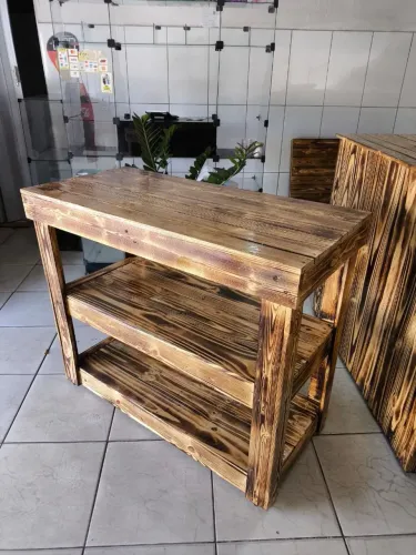 Mesa de madeira rústica com 2 prateleiras