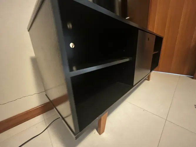 Medidas do rack: comprimento de 1,36 m, largura de 40 cm e altura de 59 cm.
