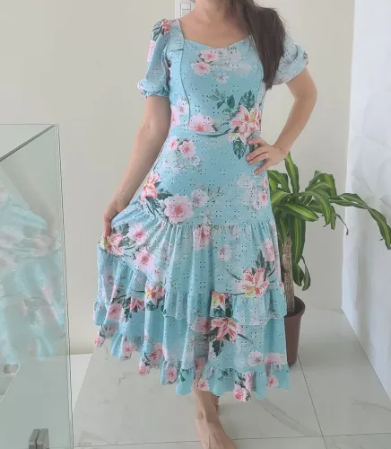Vários vestidos moda modesta conservados.