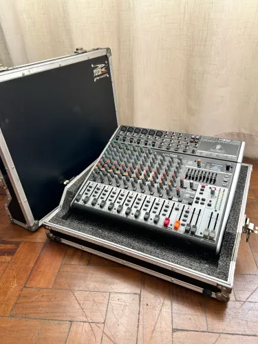 Mesa Behringer Xenyx X1832 USB Revisada e com flight case profissional