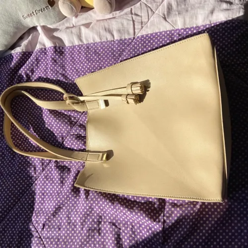 Bolsa de mão elegante bege e dourada
