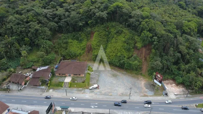 Terreno com 7.600m² à venda no bairro Glória em Joinville-SC por R$4.500.000,00.