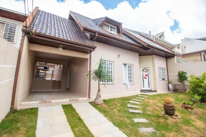 Casa de Rua com Edícula, Piscina e 4 quartos à venda, 263 m² - Pilarzinho - Curitiba/PR