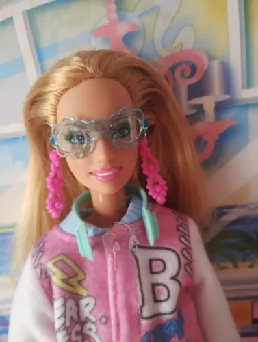 Boneca Barbie com óculos e brincos estilosos