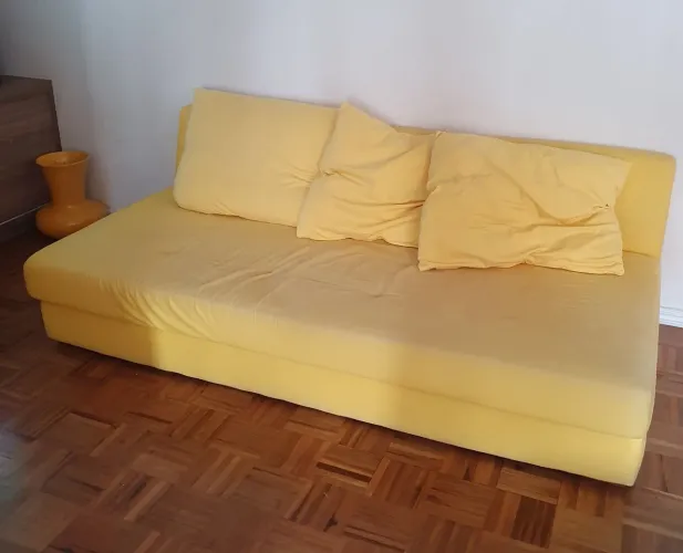 Sofá Amarelo Confortável e Elegante