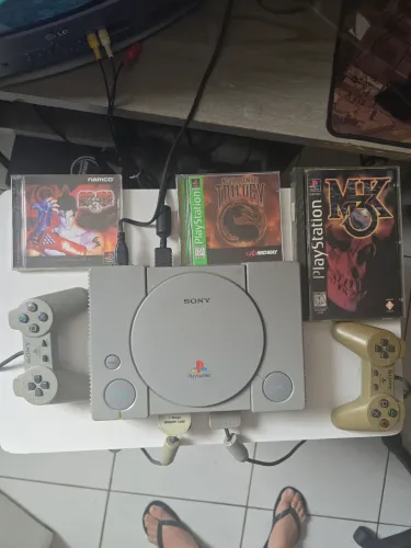 Playstation 1 mais 3 jogos originais (Mortal kombat 3 longbox, Mk trilogy e tekken 3