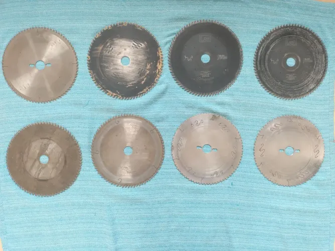 Lote com 8 discos para madeira, diâmetro 250 milímetros.