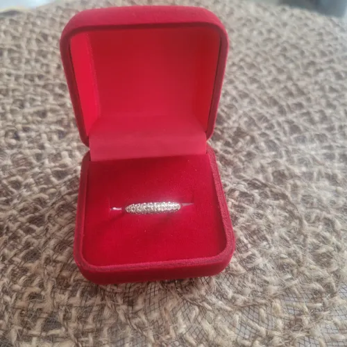 Meia aliança de diamante em ouro branco com 25 diamantes