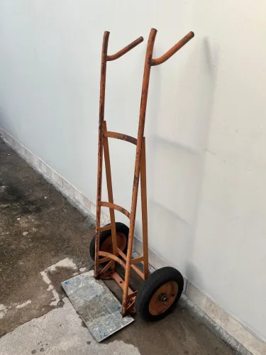 Carrinho de transportar botijão de gás 