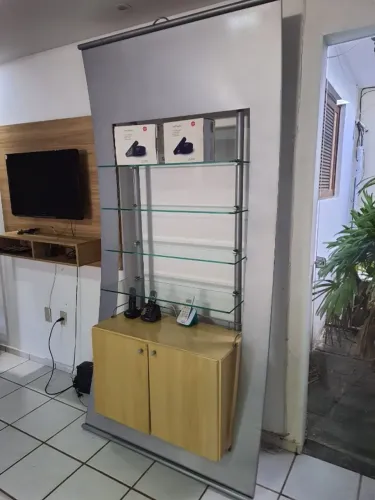 Estante Top Vitrine de Metal Curvada e Vidro