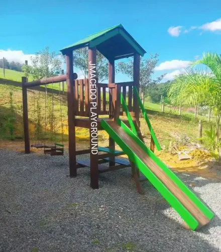 Playground infantil de madeira com balanço e escorregador