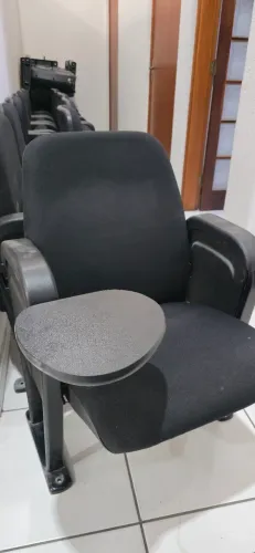 Poltrona Preta Individual Com Braços e Prancheta Confortável Cinema Sala Tv Estar Usada