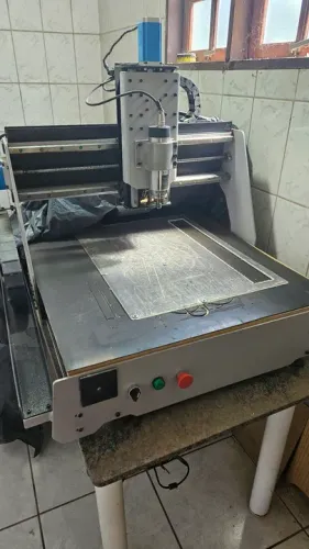 Máquina de Corte CNC router semi nova