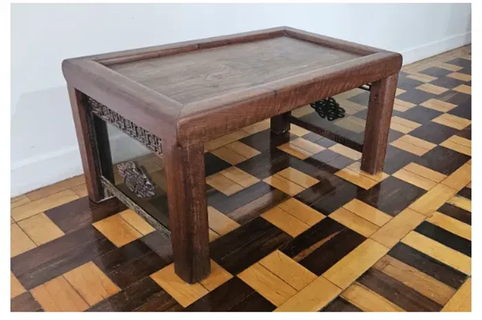 Mesa de centro entalhada com vidro