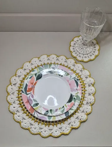 Sousplat de Crochê com Detalhes Dourados