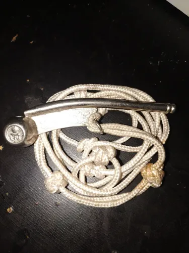 Apito de marinheiro metal com corda