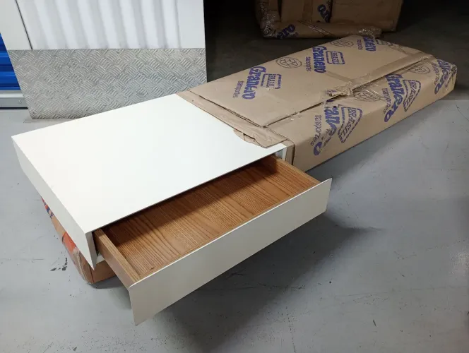 Escrivaninha de madeira e fórmica branca