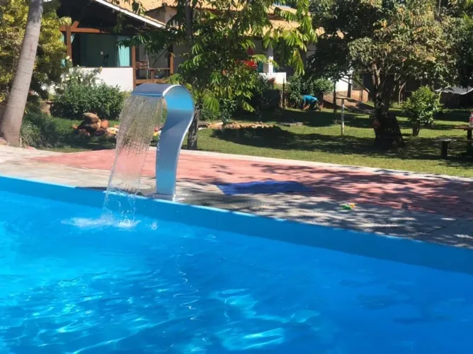 Piscina com cascata