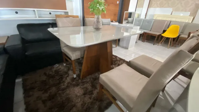 Mesa de Jantar Elegante com Tampo de Vidro de madeira