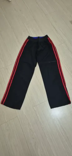 Calça preta com listras vermelhas