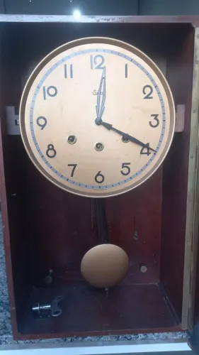 Relógio antiguidade em madeira usada.