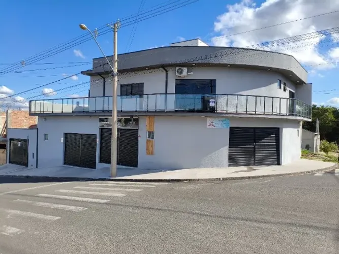 Salões comercial mais casa.