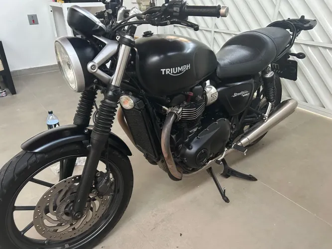 TRIUMPH STREET TWIN 900