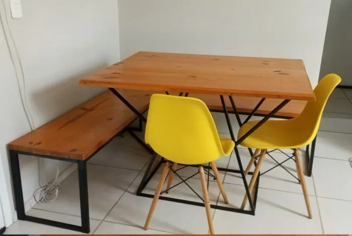 Vendo mesa de madeira para retira urgente