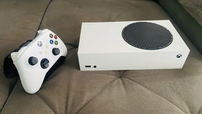 ? Xbox Series S - 512GB + Base para carregar controle 