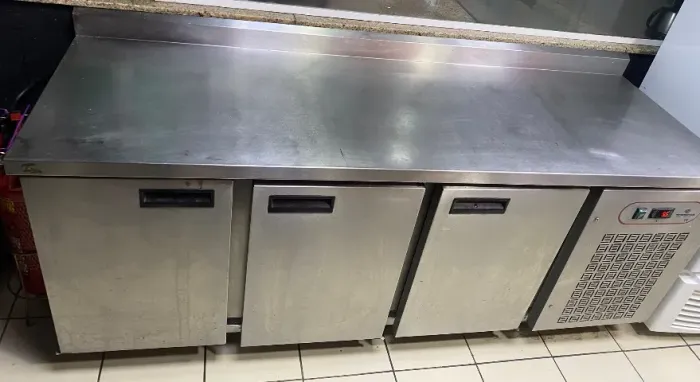 Balcão inox refrigerado com três portas