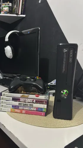 Vendo Xbox 360 Com Kinect e dois controles. 