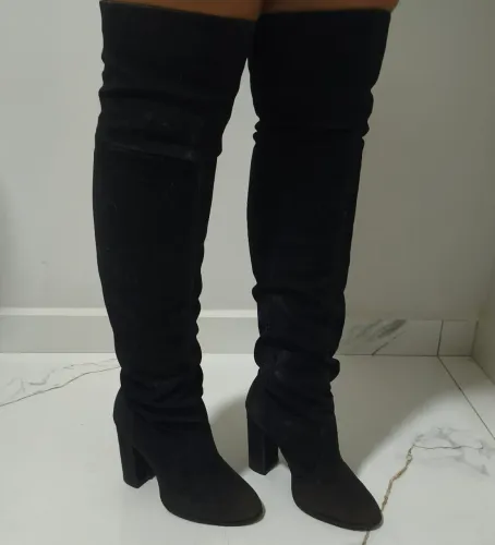 Bota over the knee preta camurça tamanho 35 salto 9cm