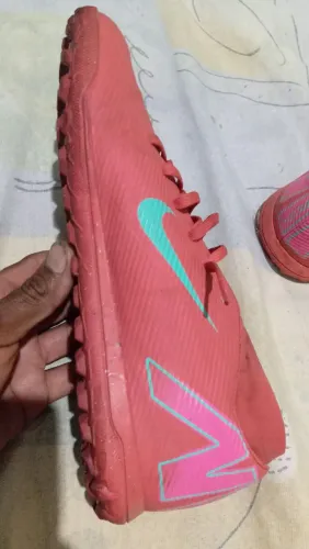 Chuteira original Nike seminova, tamanho 42. Aceito troca em chuteira futsal .