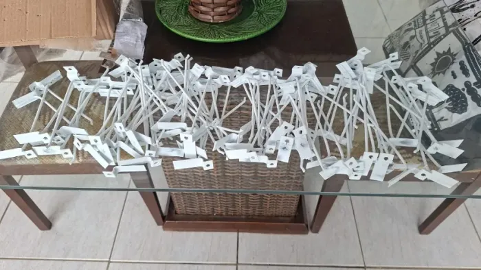 Gancho para painel. 15cm. Novos. Valor: 1,30 reais cada. 