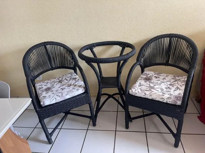 Conjunto de mesa e cadeiras para varanda