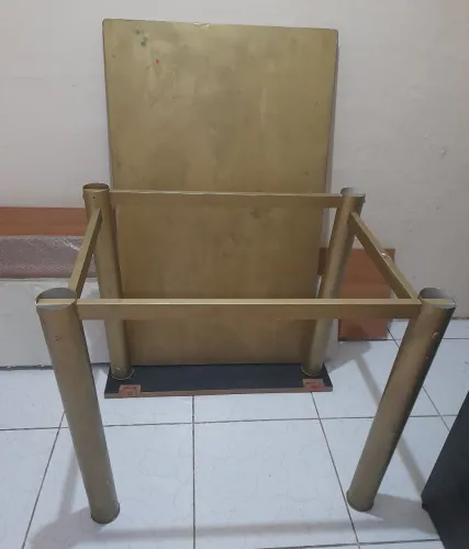 Mesa com pedra de mármore