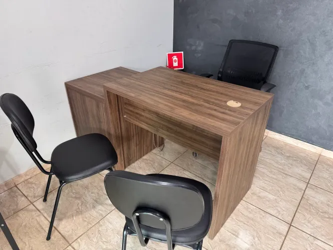 Mesa de escritório com gaveteiro
