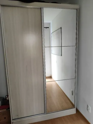 Baixou. Guarda roupa com espelho (para retirar, não entrego)